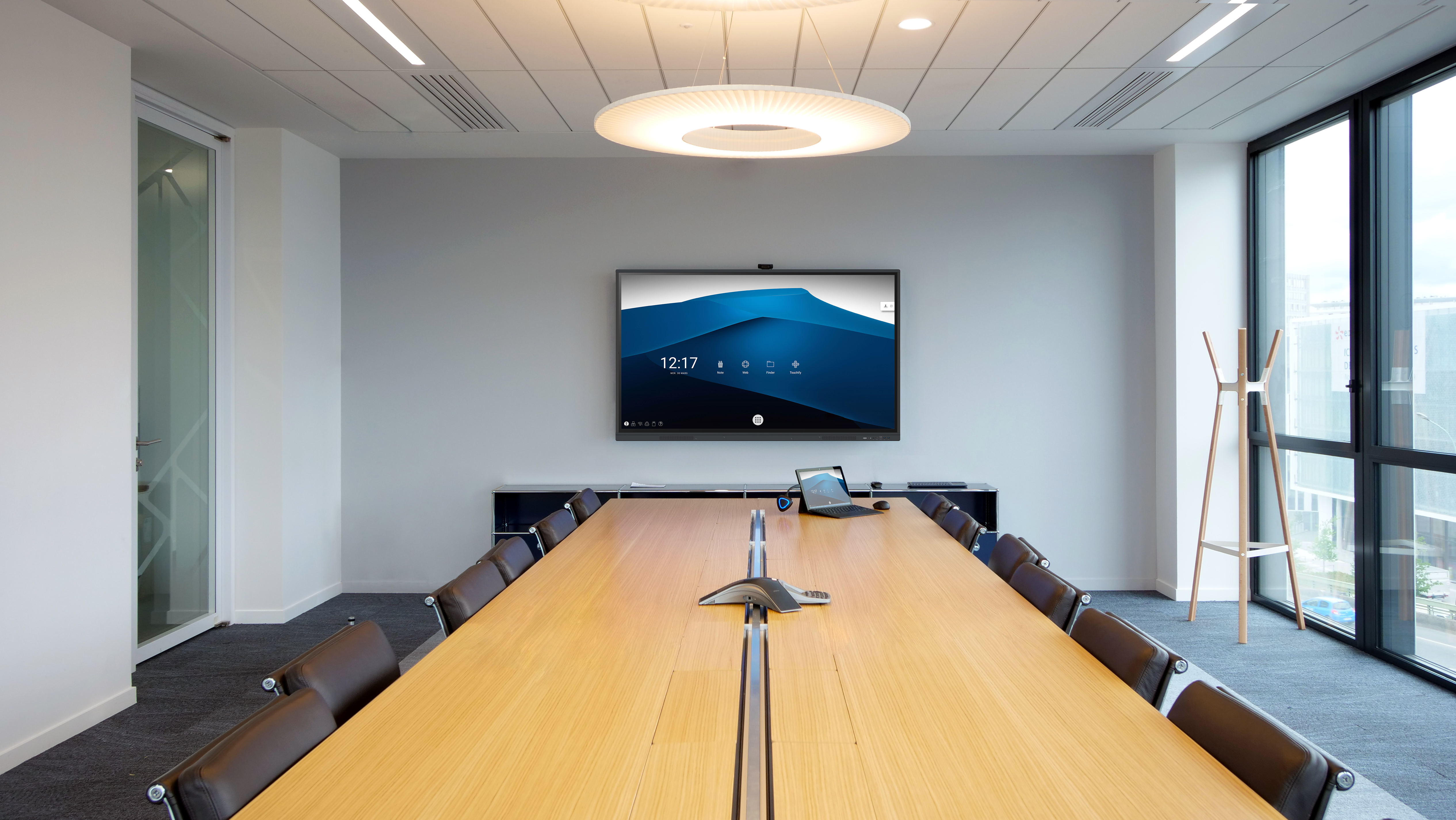 Écran interactif installé en salle de réunion