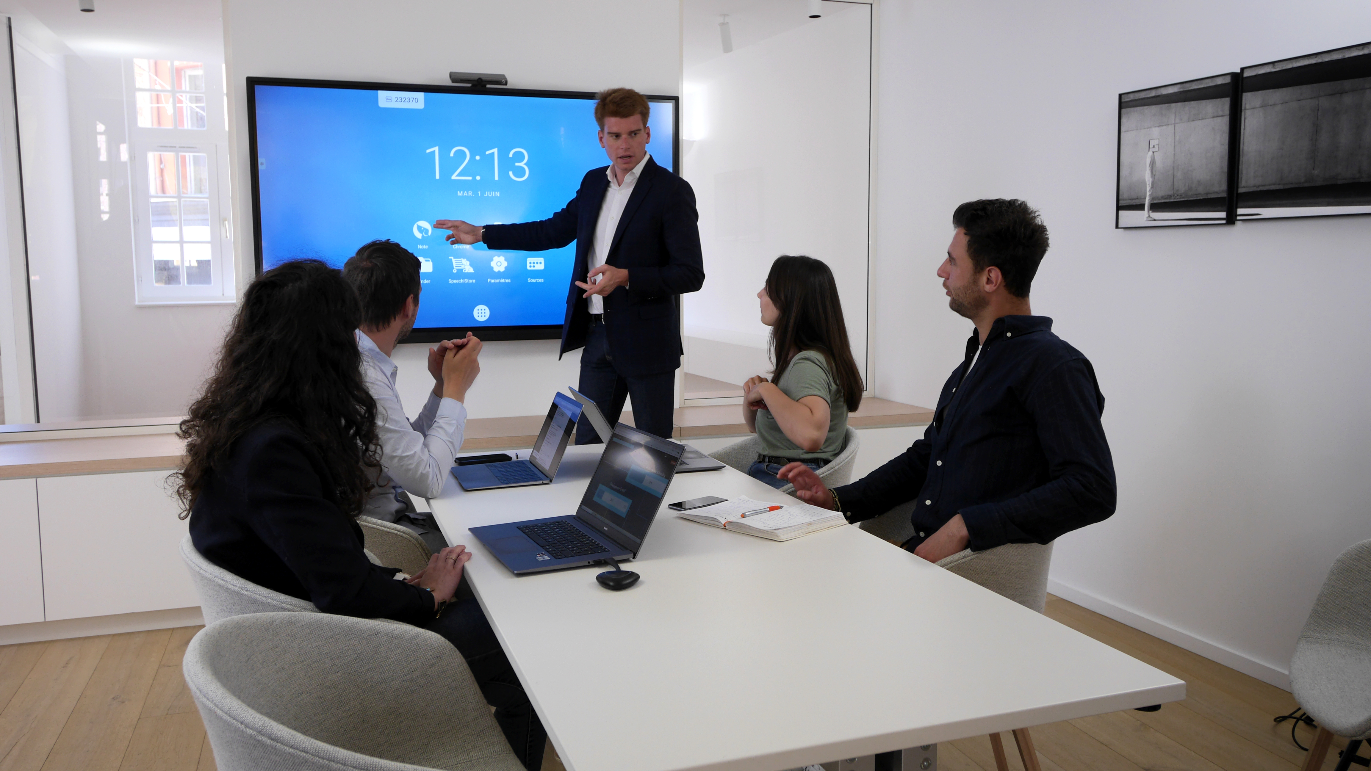 Réunion autour d’un écran interactif