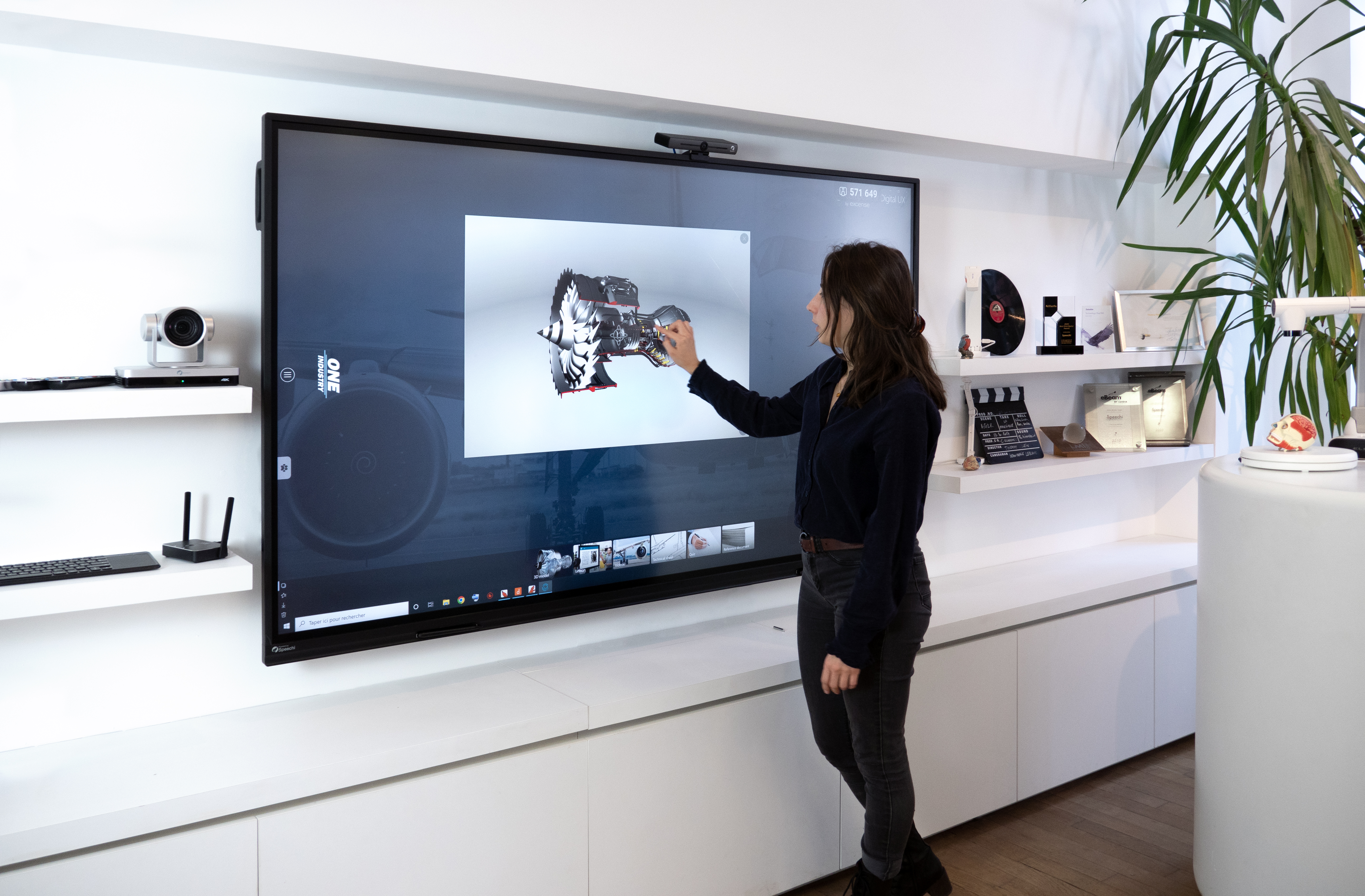 Salle équipée d’un écran interactif